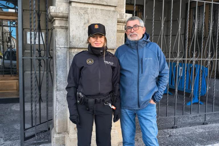 El Alcalde recibe a la nueva agente de Policía