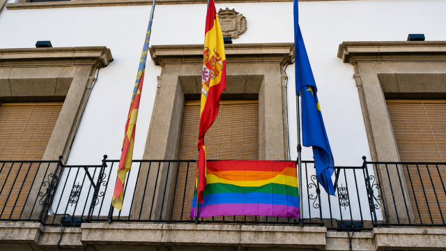 Bandera LGTBI+ en el balcón del ayuntamiento