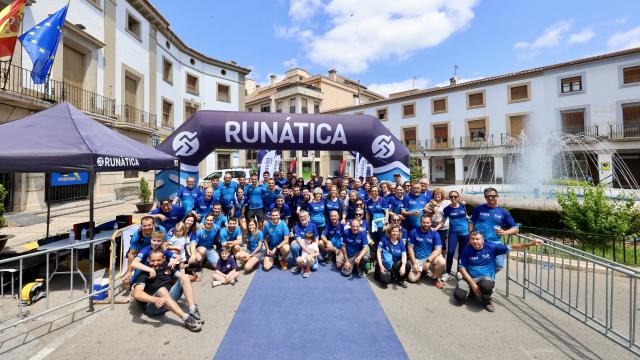 Organizadores del Trail bajo la linea de salida