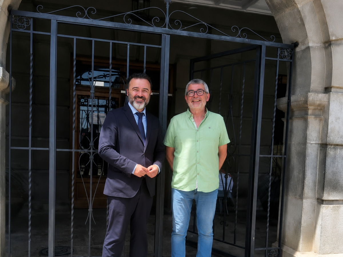 El alclade junto al director de turismo
