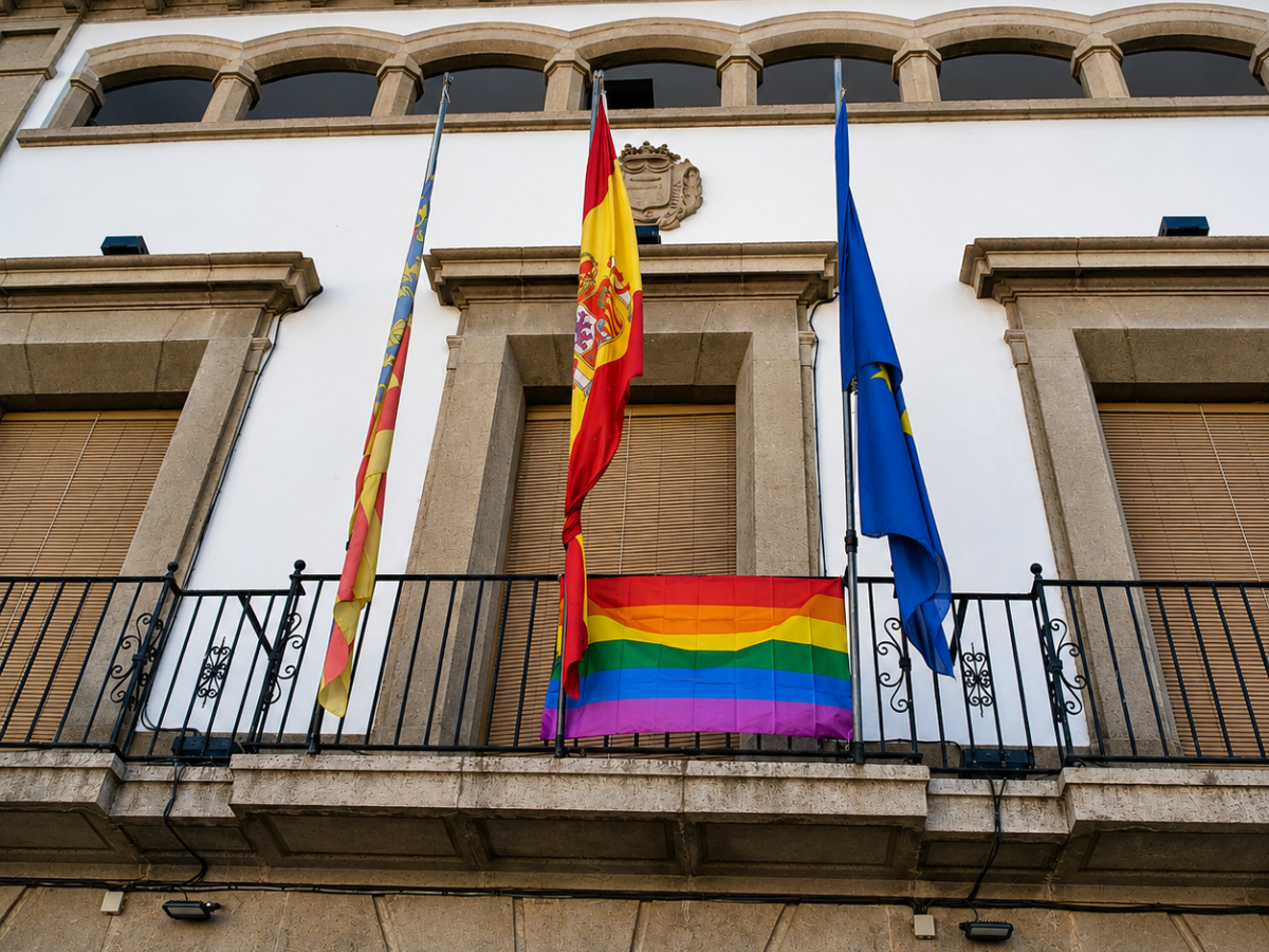 Bandera LGTBI+ en el balcón del ayuntamiento