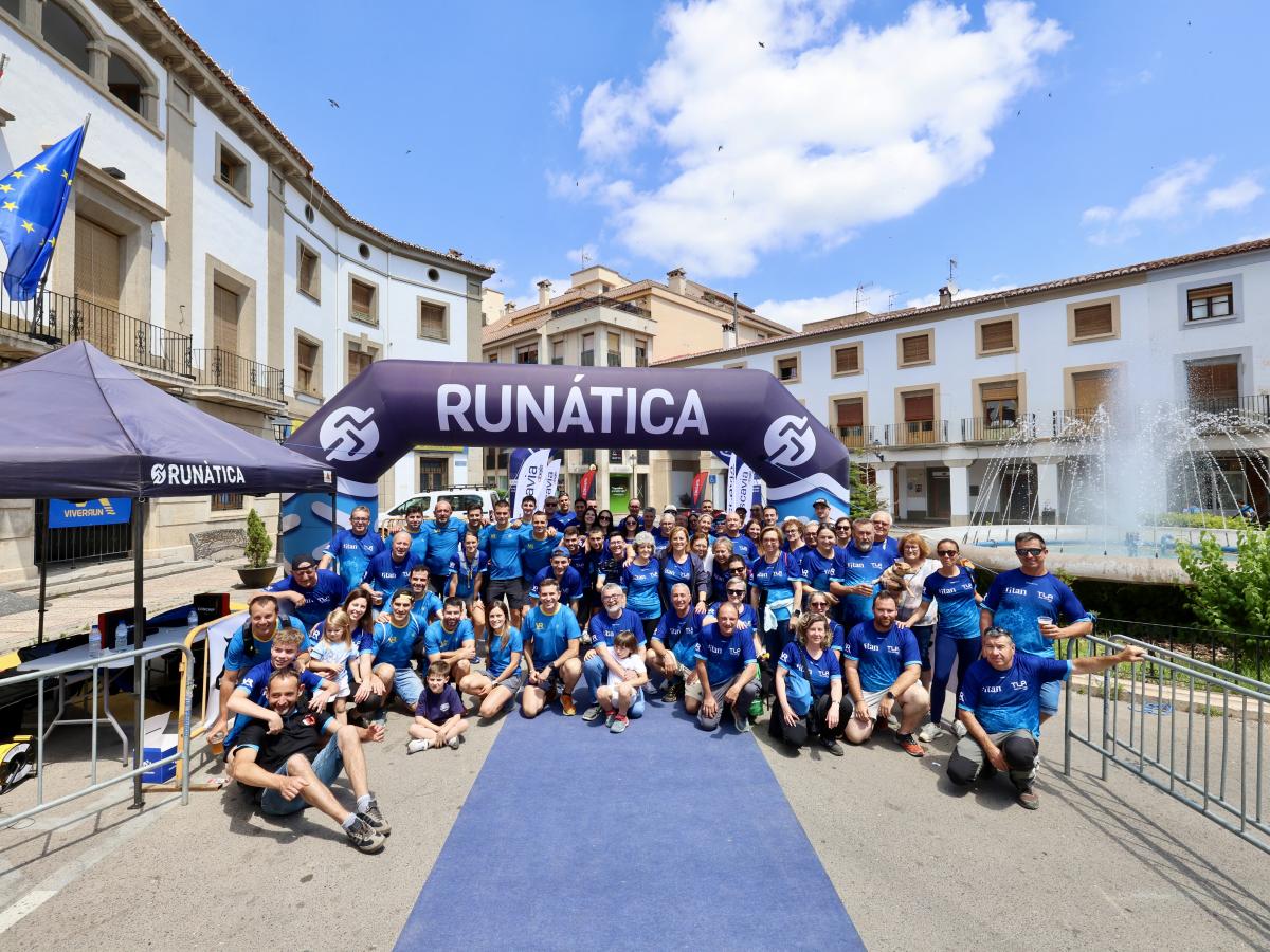 Organizadores del Trail bajo la linea de salida