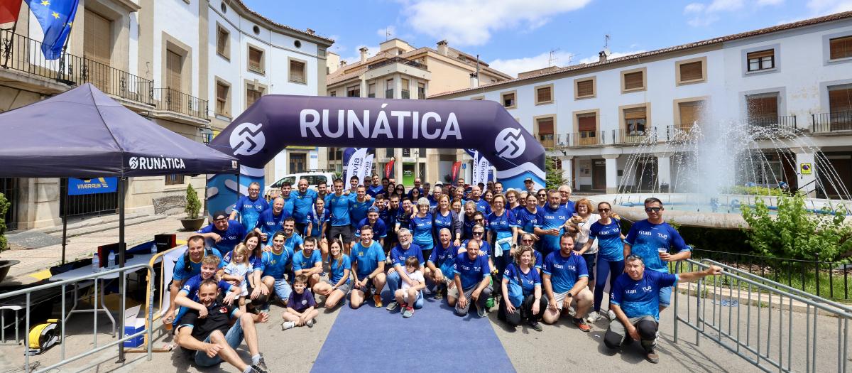 Organizadores del Trail bajo la linea de salida